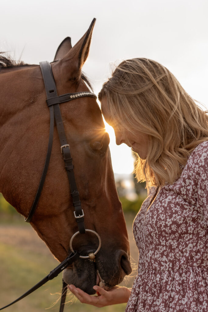 frau-mit-pferd-pferdefotografin-niederoesterreich-nahaufnahme-sonne