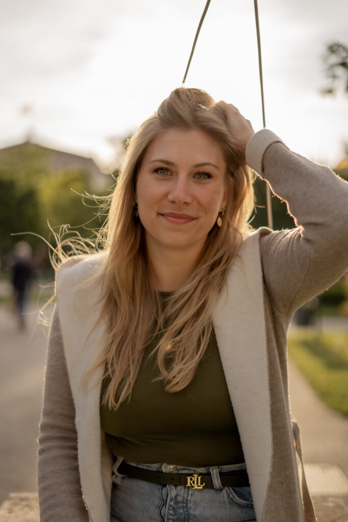 portraitfotografin-wien-blonde-frau-volkgarten-portrait-mit-gegenlicht