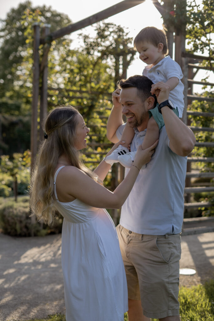 familienfoto-mutter-vater-sohn-am-ruecken-familienfotografin-niederoesterreich