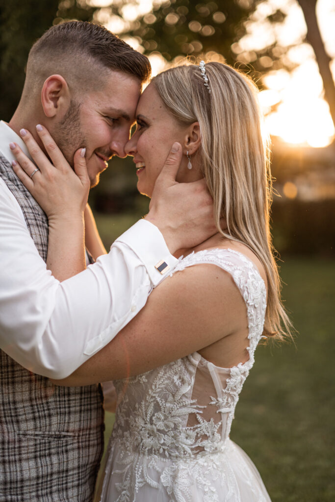 hochzeitsfotografin-niederoesterreich-hochzeitslocation-golden-hour-stirn-an-stirn-nahaufnahme