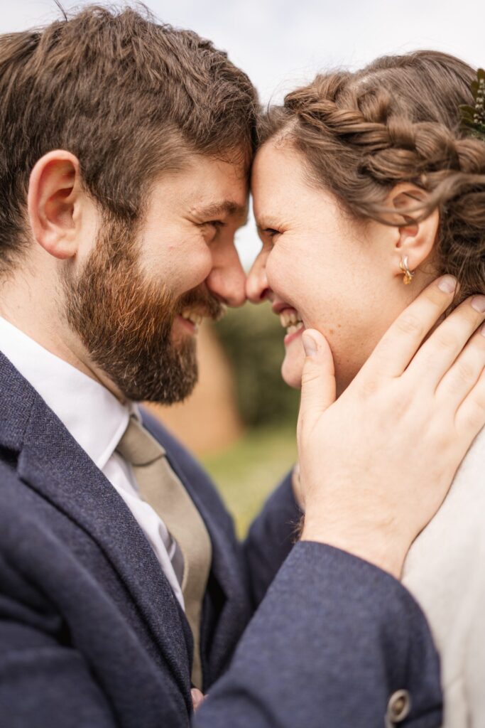 Heiraten-schloss-duernkrut-hochzeitsfotografin-niederoesterreich-brautpaar-nase-an-nase