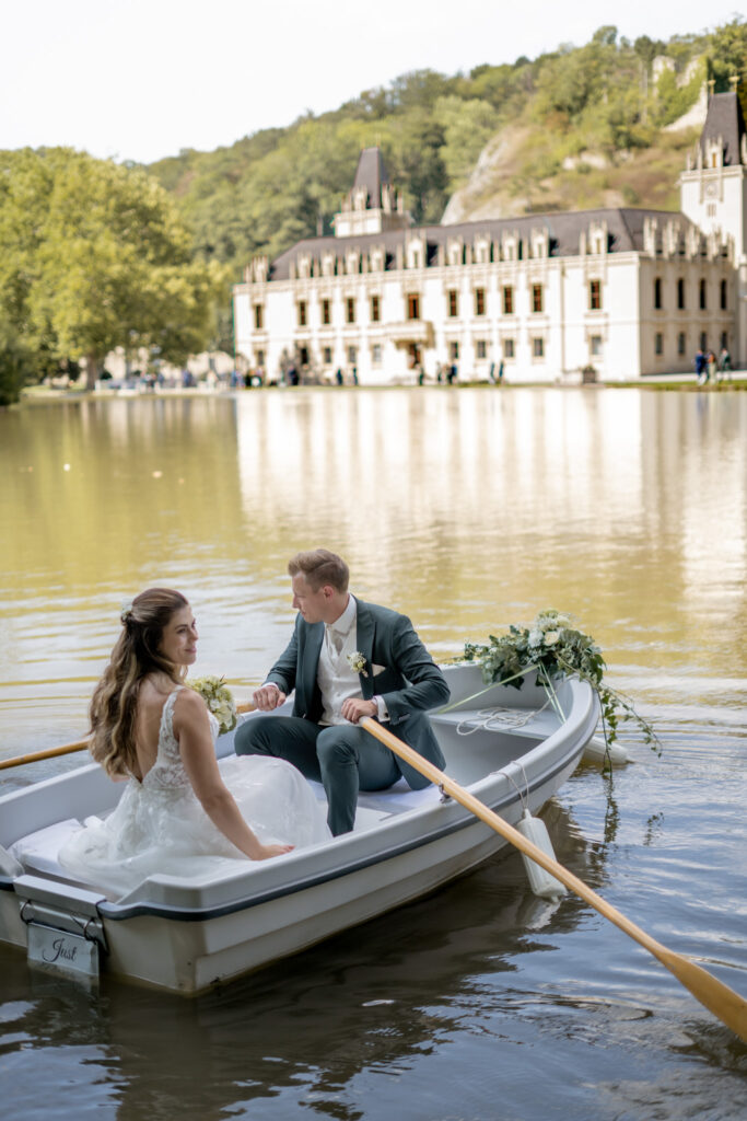 hochzeitsfotograf-niederoesterreich-schloss-hernstein-brautpaar-im-boot-ueber-see-schloss