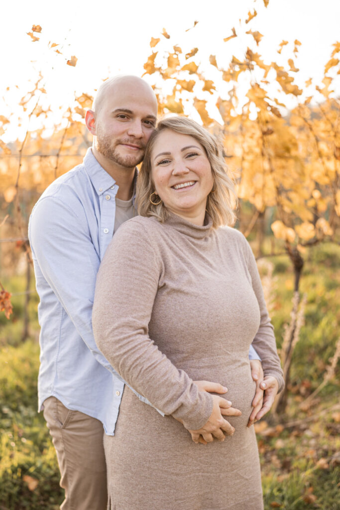 babybauch-shooting-mann-steht-hinter-frau-fotograf-niederoesterreich