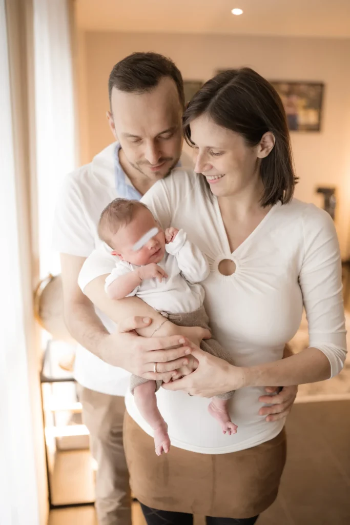 newborn-shooting-fotos-neugeborenes-baby-mit-eltern
