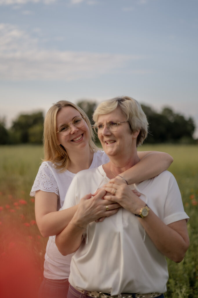 familienfotos-niederoesterreich-mutter-von-tochter-umarmt