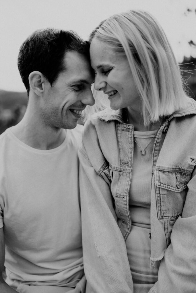 paar-im-wald-fotoshooting-paarfotografin-niederoesterreich-stirn-an-stirn-schwarz-weiss