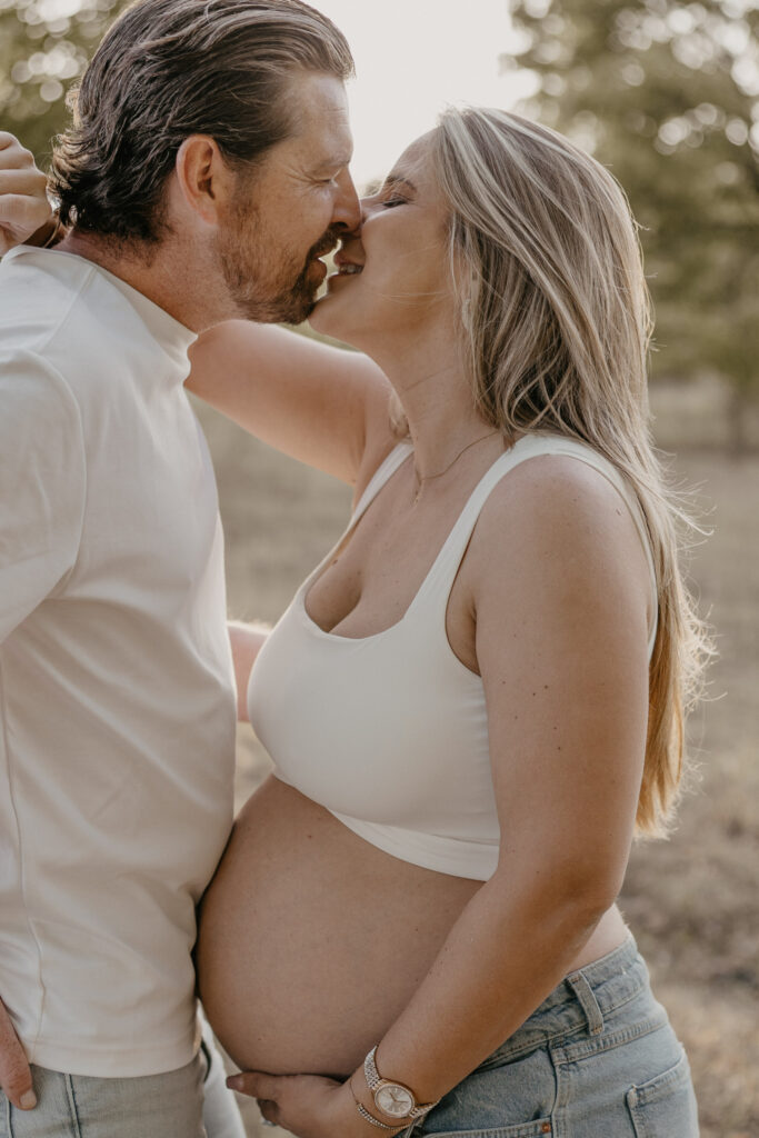 babybauch-shooting-frau-hat-arm-im-nacken-von-mann-moment-vor-kuss