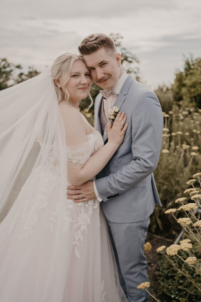 hochzeitsfotograf-kalandahaus-brautpaar-steckt-schlaefen-zusammen