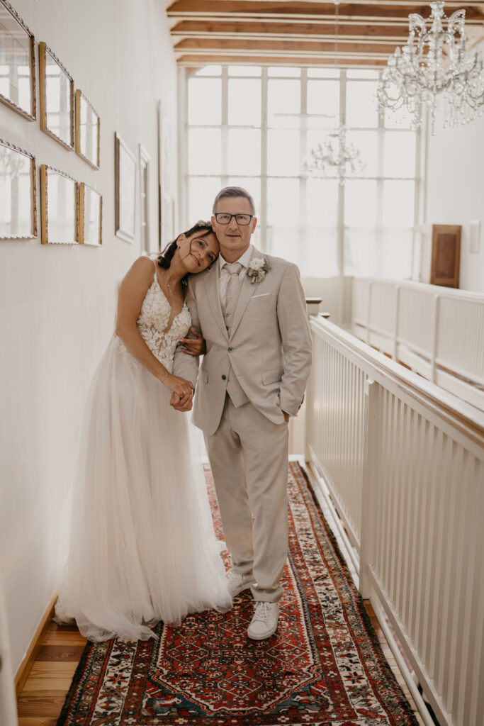 Hochzeitsfotograf-kottingbrunn-braut-lehnt-auf-schulter-braeutigam