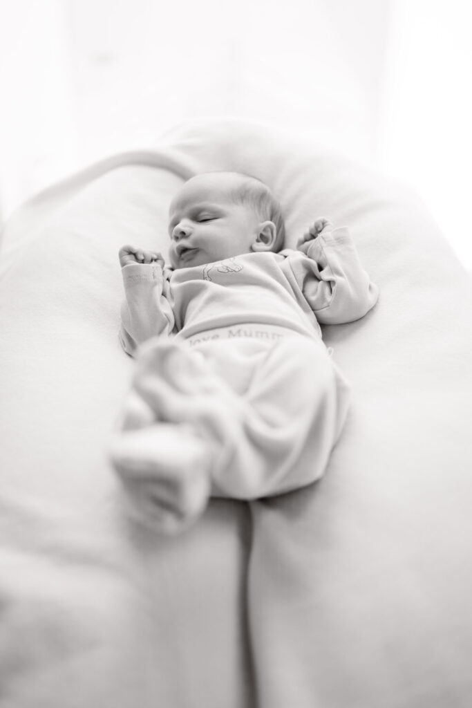 newborn-baby-sw-von-oben